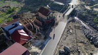 Foto udara warga membangun kembali rumahnya yang hancur akibat terdampak banjir lahar dingin Gunung Marapi di Simpang Bukik, Nagari Bukik Batabuah, Agam, Sumatera Barat, Sabtu (20/7/2024).