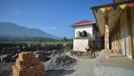 Warga Bangun Kembali Rumah yang Terdampak Lahar Dingin Gunung Marapi
