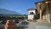 Pekerja merenovasi Surau Kasiak An Nur yang terdampak banjir lahar dingin Gunung Marapi di Simpang Bukik, Nagari Bukik Batabuah, Agam.