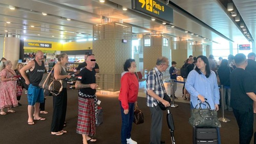 WN Australia berinisial ACH (menggunakan kain kotak-kotak merah) saat diusir alias dideportasi dari Bandara I Gusti Ngurah Rai, Bali, Kamis (18/7/2024). (Foto: Dok. Kanwil Kemenkumham Bali)