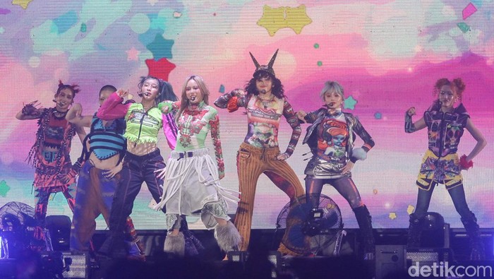 Girlband Kpop, XG (Xtraordinary Girls ) tampil dalam gelaran musik We The Fest 2024 di kompleks Gelora Bung Karno (GBK), Jakarta, Jumat (19/7/2024). Begini aksinya.