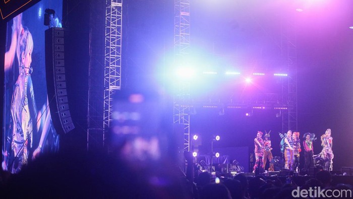 Girlband Kpop, XG (Xtraordinary Girls ) tampil dalam gelaran musik We The Fest 2024 di kompleks Gelora Bung Karno (GBK), Jakarta, Jumat (19/7/2024). Begini aksinya.