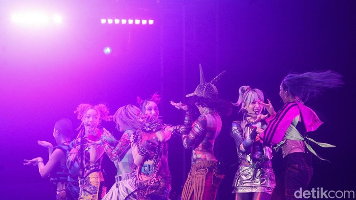 Girlband Kpop, XG (Xtraordinary Girls ) tampil dalam gelaran musik We The Fest 2024 di kompleks Gelora Bung Karno (GBK), Jakarta, Jumat (19/7/2024). Begini aksinya.