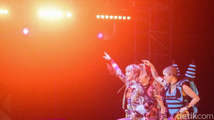 Girlband Kpop, XG (Xtraordinary Girls ) tampil dalam gelaran musik We The Fest 2024 di kompleks Gelora Bung Karno (GBK), Jakarta, Jumat (19/7/2024). Begini aksinya.
