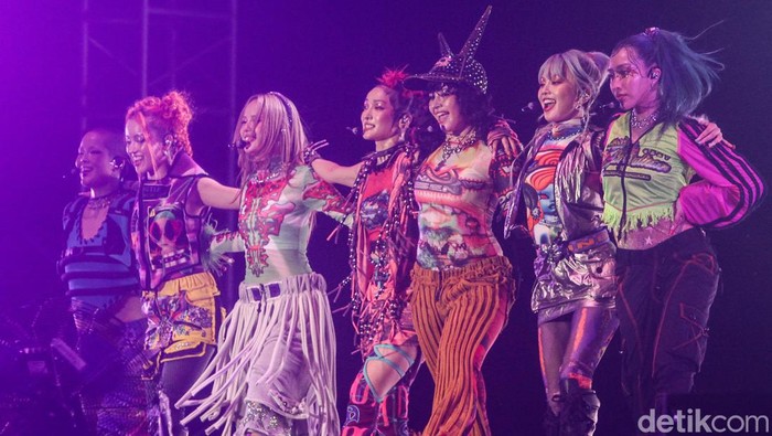 Girlband Kpop, XG (Xtraordinary Girls ) tampil dalam gelaran musik We The Fest 2024 di kompleks Gelora Bung Karno (GBK), Jakarta, Jumat (19/7/2024). Begini aksinya.