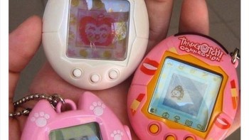 Jangan lupa kasih makan peliharaannya ya supaya nggak sakit. Tamagochi emang populer banget di masanya. Foto: (NostalgiaFolder via Bored Panda).