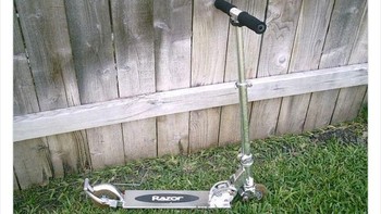 Siapa yang masih pakai scooter seperti di atas nih? Foto: (NostalgiaFolder via Bored Panda).
