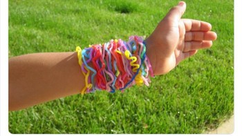 Katanya kalau dulu punya gelang ini pasti otomatis jadi anak gaul. Foto: (NostalgiaFolder via Bored Panda).
