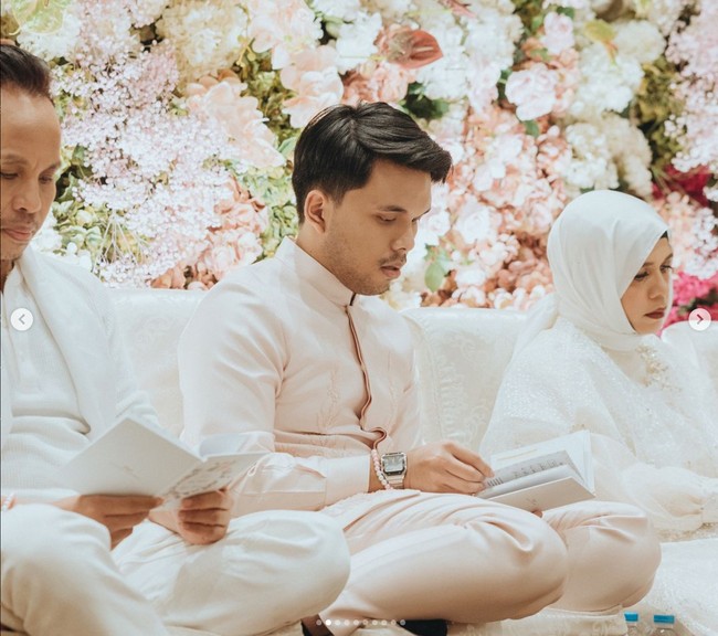 Thariq tampak didampingi oleh kedua orangtuanya, Halilintar dan Geni Faruk. Kedua orangtua Thariq tampil kompak dalam busana serba putih, sementara Thariq tampil mengenakan busana berwarna dusty pink, senada dengan Aaliyah. Foto: Instagram/@aaliyah.massaid