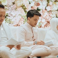 Thariq tampak didampingi oleh kedua orangtuanya, Halilintar dan Geni Faruk. Kedua orangtua Thariq tampil kompak dalam busana serba putih, sementara Thariq tampil mengenakan busana berwarna dusty pink, senada dengan Aaliyah. Foto: Instagram/@aaliyah.massaid