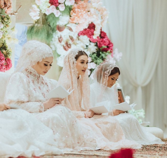 Aaliyah tampak ditemani oleh sang bunda, Reza Artamevia, dan kakaknya, Zahwa Massaid. Di samping Zahwa juga terdapat tempat duduk khusus untuk meletakkan potret almarhum sang ayah, Adjie Massaid. Foto: Instagram/@aaliyah.massaid