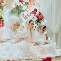 Aaliyah tampak ditemani oleh sang bunda, Reza Artamevia, dan kakaknya, Zahwa Massaid. Di samping Zahwa juga terdapat tempat duduk khusus untuk meletakkan potret almarhum sang ayah, Adjie Massaid. Foto: Instagram/@aaliyah.massaid