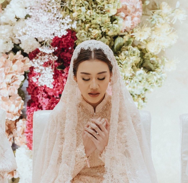 Aaliyah tampil cantik dalam balutan busana dari Artkea. Penampilannya itu dilengkapi dengan kerudung berbahan tulle dengan warna senada. Foto: Instagram/@aaliyah.massaid