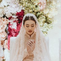 Aaliyah tampil cantik dalam balutan busana dari Artkea. Penampilannya itu dilengkapi dengan kerudung berbahan tulle dengan warna senada. Foto: Instagram/@aaliyah.massaid