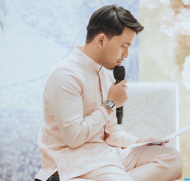 Tampil senada dan simpel, Thariq juga mengenakan set dari Artkea. Bordiran bunga pada bagian bawah atasan yang dikenakannya memberikan kesan elegan namun tetap tak berlebihan. Foto: Instagram/@aaliyah.massaid