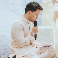 Tampil senada dan simpel, Thariq juga mengenakan set dari Artkea. Bordiran bunga pada bagian bawah atasan yang dikenakannya memberikan kesan elegan namun tetap tak berlebihan. Foto: Instagram/@aaliyah.massaid