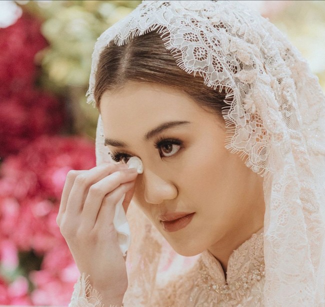 Dalam foto yang diunggah terlihat wanita 22 tahun itu tampak menyeka air matanya. Dengan riasan bernuansa nude, Aaliyah tampil cantik menawan. Foto: Instagram/@aaliyah.massaid