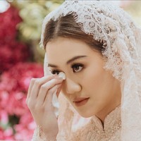 Dalam foto yang diunggah terlihat wanita 22 tahun itu tampak menyeka air matanya. Dengan riasan bernuansa nude, Aaliyah tampil cantik menawan. Foto: Instagram/@aaliyah.massaid