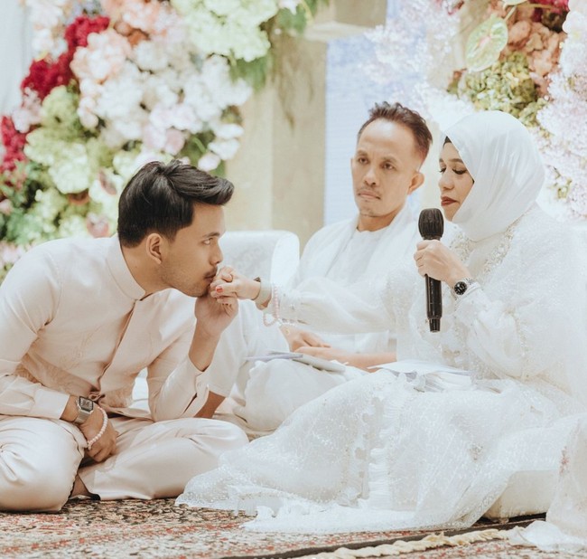 Thariq tampak meminta doa restu dari kedua orangtuanya untuk menikahi Aaliyah. Dalam foto terlihat Thariq yang sedang mencium tangan sang bunda, Geni Faruk. Foto: Instagram/@aaliyah.massaid
