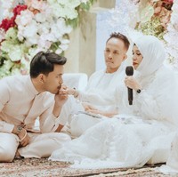 Thariq tampak meminta doa restu dari kedua orangtuanya untuk menikahi Aaliyah. Dalam foto terlihat Thariq yang sedang mencium tangan sang bunda, Geni Faruk. Foto: Instagram/@aaliyah.massaid
