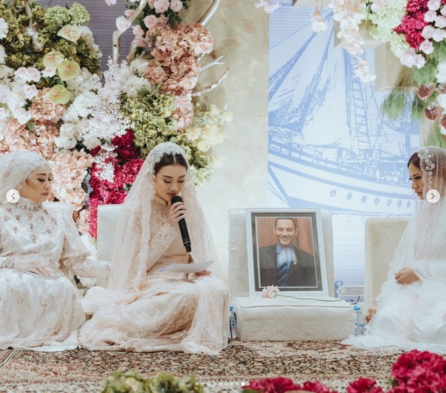 Haru, terlihat Aaliyah yang juga meminta izin untuk menikah kepada ayahnya yang sudah meninggal, Adjie Massaid, melalui foto yang dibawanya. Foto: Instagram/@aaliyah.massaid
