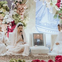 Haru, terlihat Aaliyah yang juga meminta izin untuk menikah kepada ayahnya yang sudah meninggal, Adjie Massaid, melalui foto yang dibawanya. Foto: Instagram/@aaliyah.massaid