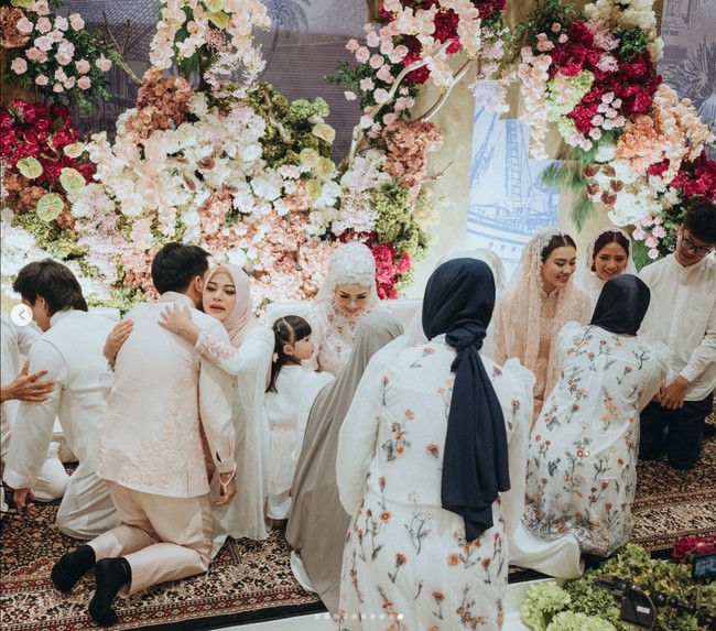 Dalam foto terlihat Aurel Hermansyah bersama keluarga, serta adik tiri Aaliyah, Keanu Massaid, juga turut hadir mendoakan agar rencana pernikahan Aaliyah dan Thariq berlangsung lancar. Foto: Instagram/@aaliyah.massaid