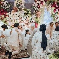 Dalam foto terlihat Aurel Hermansyah bersama keluarga, serta adik tiri Aaliyah, Keanu Massaid, juga turut hadir mendoakan agar rencana pernikahan Aaliyah dan Thariq berlangsung lancar. Foto: Instagram/@aaliyah.massaid