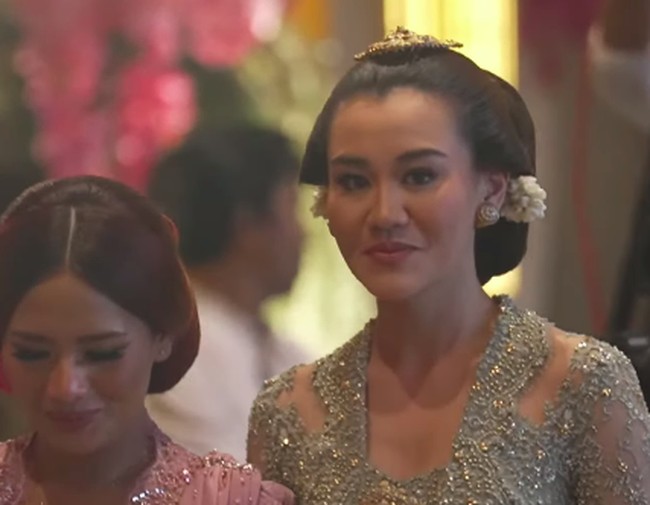 Dalam rangkaian prosesi adat menjelang pernikahannya, Aaliyah Massaid dan Thariq Halilintar menghadirkan momen sakral yang kental dengan nuansa Jawa. Berbagai acara tradisional seperti langkahan, pengajian, siraman, hingga tumpengan atau dulangan telah digelar dengan penuh khidmat. Foto: Dok. Instagram, Youtube Thariq Halilintar