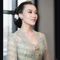 Penampilan Aaliyah semakin memukau dengan riasan wajah natural yang tetap memberi kesan glamor, terutama pada bagian mata. Rambutnya ditata dengan sanggul ukel tekuk, dihiasi gunungan sariayu di bagian atas serta sepasang bunga putih di belakang telinga, menambah kesan anggun dan klasik. Foto: Dok. Instagram, Youtube Thariq Halilintar