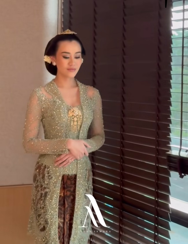 Salah satu momen yang menyita perhatian adalah prosesi dulangan. Aaliyah Massaid, putri bungsu dari penyanyi Reza Artamevia dan mendiang Adjie Massaid itu, tampil bersahaja dengan kebaya kutu baru. Foto: Dok. Instagram, Youtube Thariq Halilintar