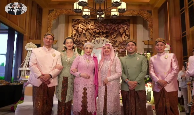 Dalam prosesi ini, Aaliyah dan Thariq tampil serasi dengan busana bercorak sage yang dirancang khusus oleh desainer ternama, Anggi Asmara. Kebaya kutu baru yang dikenakan Aaliyah dihiasi dengan detail payet yang indah, menambah kemewahan dan tak lupus dari kesan tradisional. Foto: Dok. Instagram, Youtube Thariq Halilintar