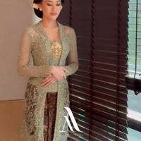 Salah satu momen yang menyita perhatian adalah prosesi dulangan. Aaliyah Massaid, putri bungsu dari penyanyi Reza Artamevia dan mendiang Adjie Massaid itu, tampil bersahaja dengan kebaya kutu baru. Foto: Dok. Instagram, Youtube Thariq Halilintar