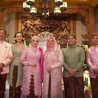 Dalam prosesi ini, Aaliyah dan Thariq tampil serasi dengan busana bercorak sage yang dirancang khusus oleh desainer ternama, Anggi Asmara. Kebaya kutu baru yang dikenakan Aaliyah dihiasi dengan detail payet yang indah, menambah kemewahan dan tak lupus dari kesan tradisional. Foto: Dok. Instagram, Youtube Thariq Halilintar