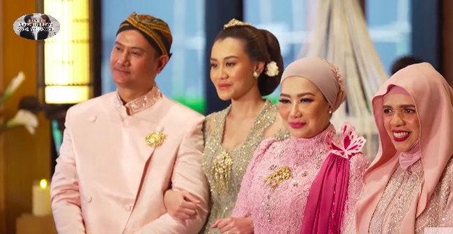 Sebagai keturunan Keraton Surakarta, prosesi adat Jawa ini tampaknya sudah direncanakan oleh keluarga Aaliyah. Almarhum ayahnya, Adjie Massaid, dikenal memiliki gelar bangsawan Jawa, Raden Pandji, sehingga tak heran bila Aaliyah sangat menghormati dan menjalani prosesi adat dengan penuh makna. Foto: Dok. Instagram, Youtube Thariq Halilintar