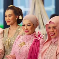 Sebagai keturunan Keraton Surakarta, prosesi adat Jawa ini tampaknya sudah direncanakan oleh keluarga Aaliyah. Almarhum ayahnya, Adjie Massaid, dikenal memiliki gelar bangsawan Jawa, Raden Pandji, sehingga tak heran bila Aaliyah sangat menghormati dan menjalani prosesi adat dengan penuh makna. Foto: Dok. Instagram, Youtube Thariq Halilintar