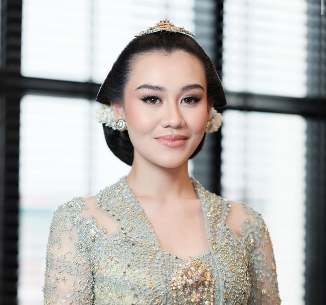 Prosesi dulangan sendiri merupakan simbol restu dari orang tua untuk melepas anak menuju kehidupan berumah tangga. Dalam momen ini, kedua calon pengantin disuapi oleh orang tua masing-masing sebagai simbol kasih sayang dan restu. Aaliyah mendapat tiga suapan dari ibunya, Reza Artamevia, dan juga dari pamannya, Mudjie Massaid, yang akan menjadi wali nikahnya nanti.Foto: Dok. Instagram, Youtube Thariq Halilintar