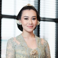 Prosesi dulangan sendiri merupakan simbol restu dari orang tua untuk melepas anak menuju kehidupan berumah tangga. Dalam momen ini, kedua calon pengantin disuapi oleh orang tua masing-masing sebagai simbol kasih sayang dan restu. Aaliyah mendapat tiga suapan dari ibunya, Reza Artamevia, dan juga dari pamannya, Mudjie Massaid, yang akan menjadi wali nikahnya nanti.Foto: Dok. Instagram, Youtube Thariq Halilintar