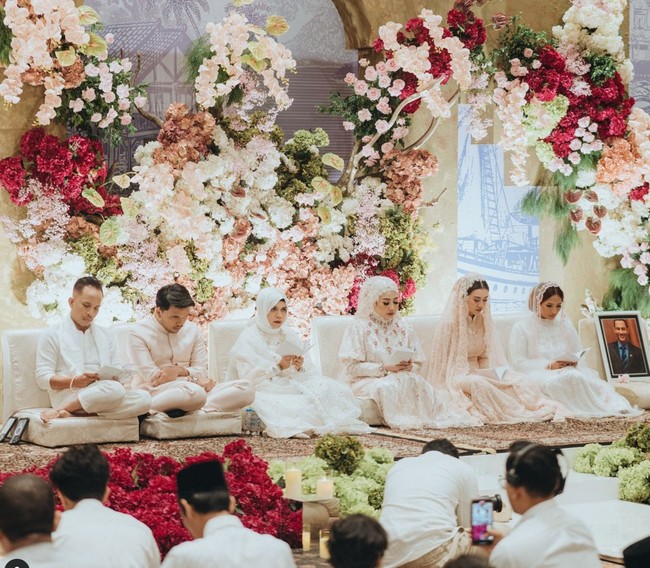 Aaliyah Massaid menggelar acara pengajian menjelang pernikahannya dengan Thariq Halilintar. Acara tersebut digelar pada Sabtu (20/7/24) dengan dihadiri oleh keluarga dan kerabat dekat kedua calon mempelai. Foto: Instagram/@aaliyah.massaid