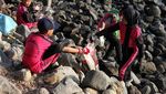 Pelajar Gotong-royong Bersihkan Sampah di Pantai Kenjeran Surabaya