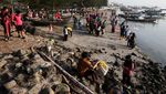 Pelajar Gotong-royong Bersihkan Sampah di Pantai Kenjeran Surabaya