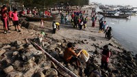 Sejumlah pelajar memunguti sampah yang mengotori Pantai Kenjeran, Surabaya, Jawa Timur, Minggu (21/7/2024).