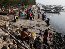 Pelajar Gotong-royong Bersihkan Sampah di Pantai Kenjeran Surabaya