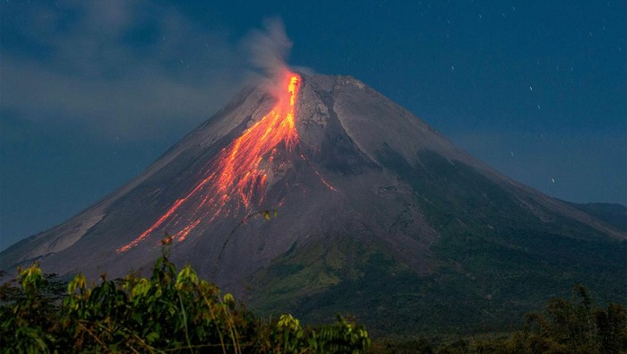 Guguran lava pijar Gunung Merapi terlihat dari Turi, Sleman, DI Yogyakarta, Minggu (21/7/2024). Menurut data BPPTKG periode pengamatan 21 Juli 2024 pukul 00.00 - 24.00 WIB Gunung Merapi yang berstatus siaga (level III) itu mengalami 31 kali guguran lava pijar dengan jarak luncur maksimal 1.600 meter ke arah barat daya. ANTARA FOTO/Andreas Fitri Atmoko/agr/foc.