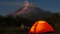 Menurut data BPPTKG periode pengamatan 21 Juli 2024, Gunung Merapi yang berstatus siaga (level III) itu mengalami 31 kali guguran lava pijar.