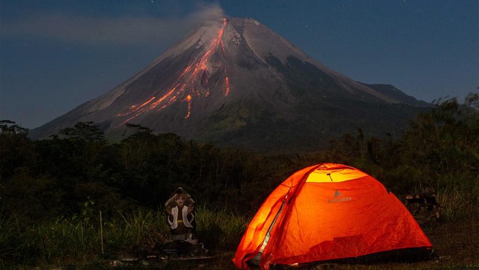 Guguran lava pijar Gunung Merapi terlihat dari Turi, Sleman, DI Yogyakarta, Minggu (21/7/2024). Menurut data BPPTKG periode pengamatan 21 Juli 2024 pukul 00.00 - 24.00 WIB Gunung Merapi yang berstatus siaga (level III) itu mengalami 31 kali guguran lava pijar dengan jarak luncur maksimal 1.600 meter ke arah barat daya. ANTARA FOTO/Andreas Fitri Atmoko/agr/foc.