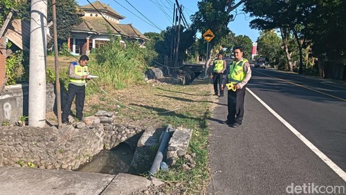 Anggota Polres Jembrana mengolah TKP peristiwa kecelakaan yang mengakibatkan satu pengendara tewas  di Jalan Denpasar-Gilimanuk, Banjar Anyar Kelod, Desa Penyaringan, Kecamatan Mendoyo, Jembrana, Bali, Minggu (21/7/2024). (Dok. Polres Jembrana)