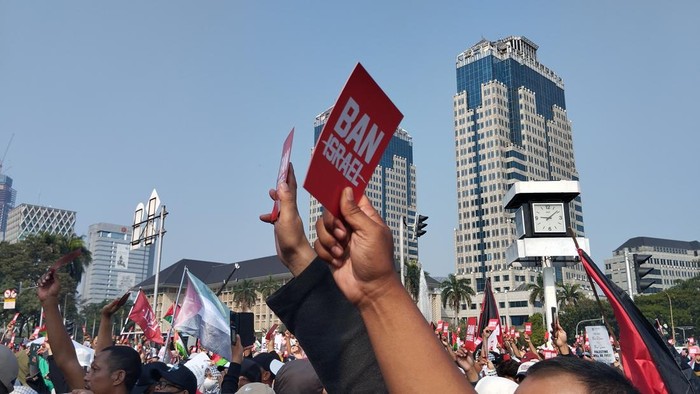 ARI-BP meniup peluit dan mengangkat kartu merah sebagai tanda penolakan terhadap keikutsertaan Israel di Olimpiade 2024.