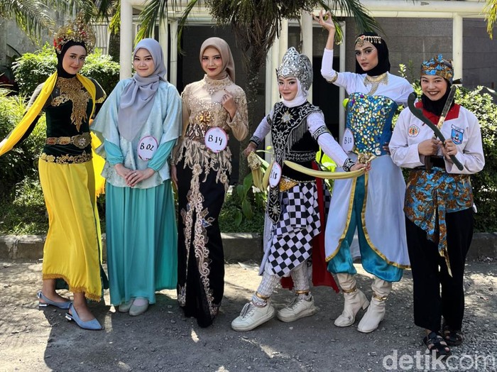 Suasana audisi Emeron Hijab Hunt 2024 tahap kedua pada Minggu (21/7/2024) pukul 13.00 WIB. Ada juri spesial yaitu aktris Intan Nuraeni, Hijab Hunt Family 2017 Ayuenstar dan Editor in Chief Wolipop, Eny Muhidin.