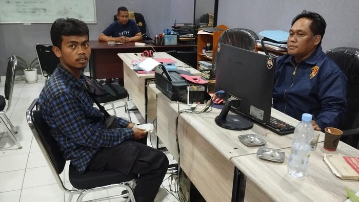 Bayu Tunggal Saputro, pelaku parkir viral di Pasar Kangen Taman Budaya Yogyakarta saat diamankan dan diperiksa polisi, Sabtu (20/7/2024).